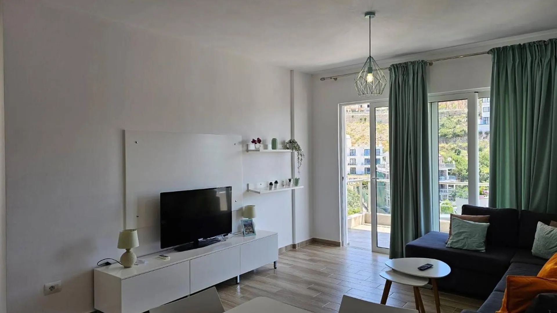 Stylish Apartment With Scenic Views Saranda Albania