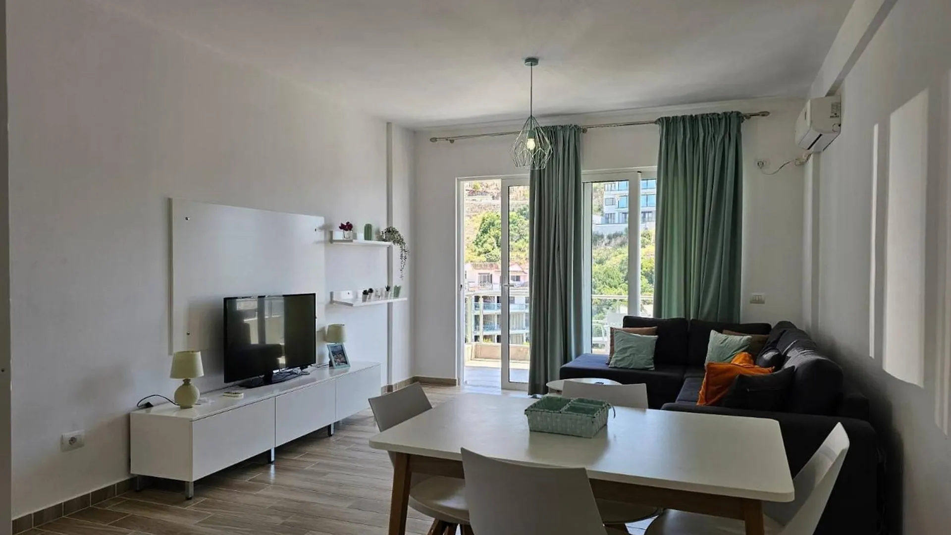 Stylish Apartment With Scenic Views Saranda