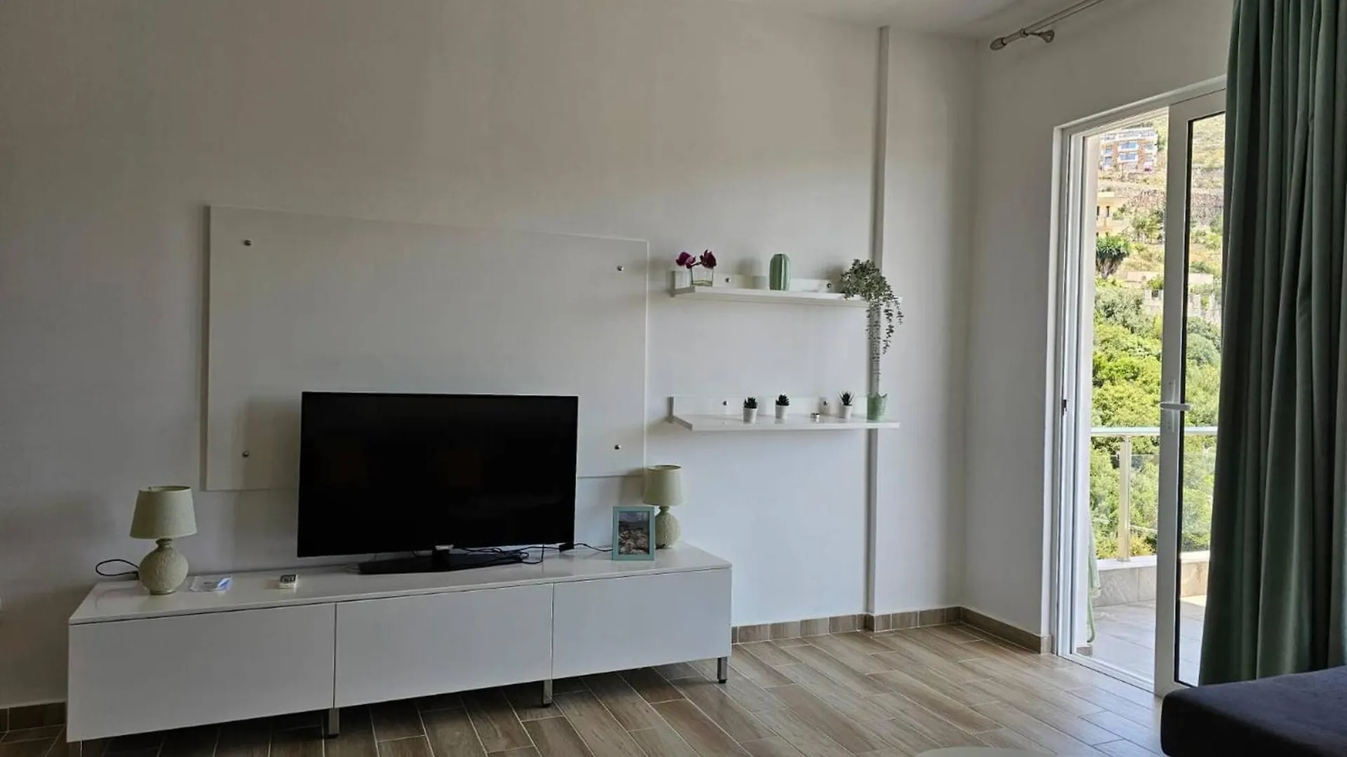 Stylish Apartment With Scenic Views Saranda 0*,