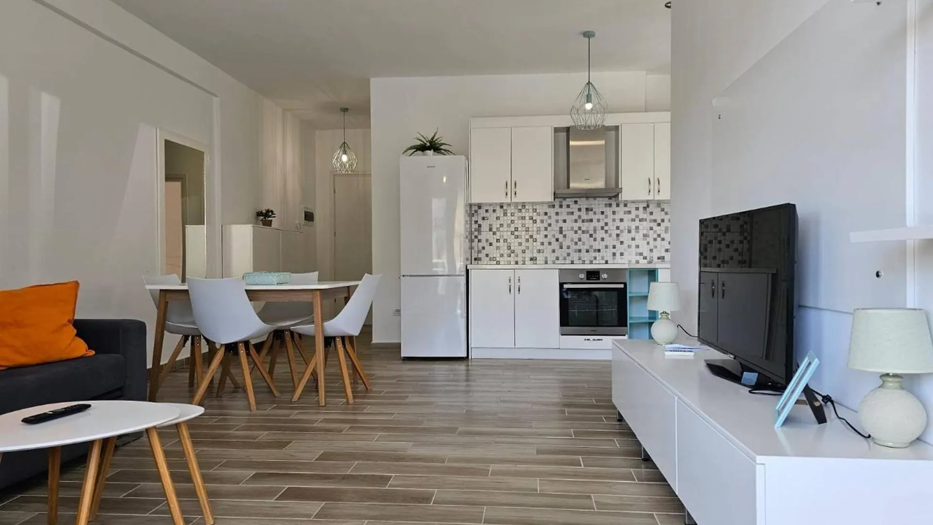 Stylish Apartment With Scenic Views Saranda Albania